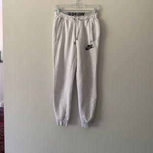 nike light grey joggers with pockets